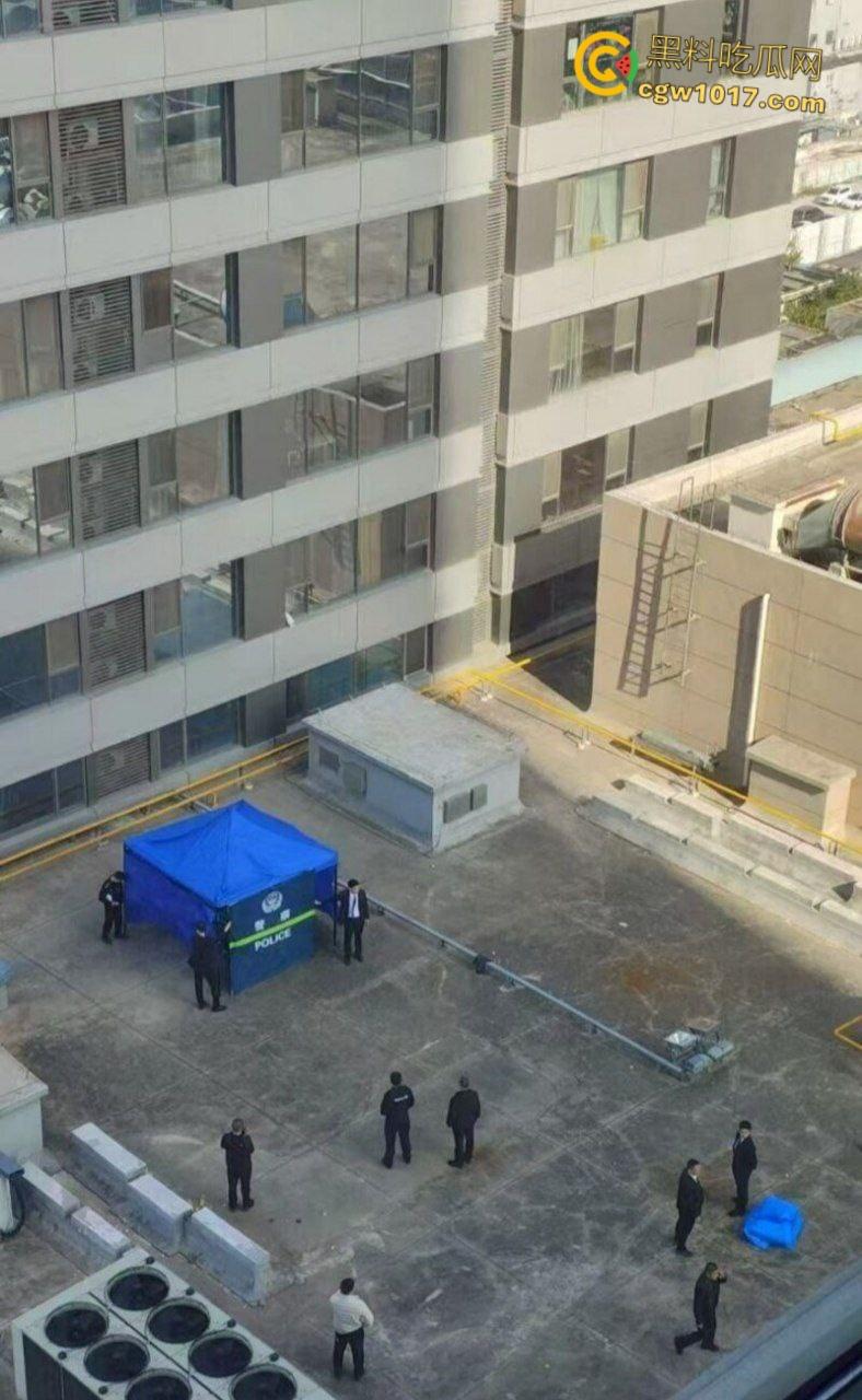 河北石家庄绿衣少女跳楼,警察劝说4个小时无果竟然跑去吃饭,少女觉得自己根本不受重视,竟然直接纵深一跃!