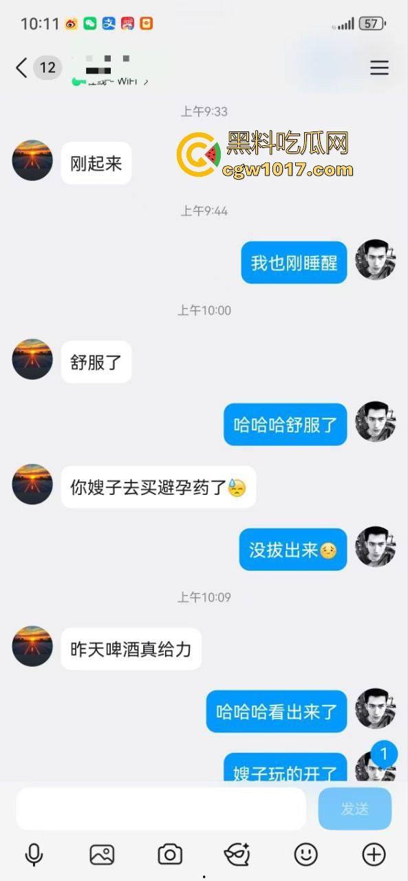 无能的丈夫现实版！绿帽奴邀请体育男大来强奸自己的老婆，无套猛插而自己只能在角落观看，一晚猛操6次腿都软了！