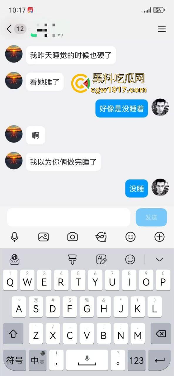 无能的丈夫现实版！绿帽奴邀请体育男大来强奸自己的老婆，无套猛插而自己只能在角落观看，一晚猛操6次腿都软了！