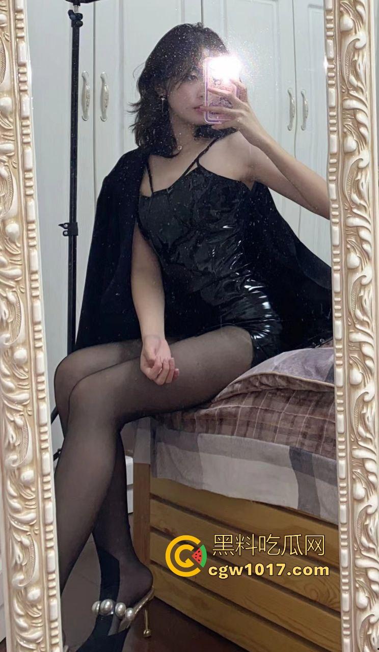 无能的丈夫现实版！绿帽奴邀请体育男大来强奸自己的老婆，无套猛插而自己只能在角落观看，一晚猛操6次腿都软了！