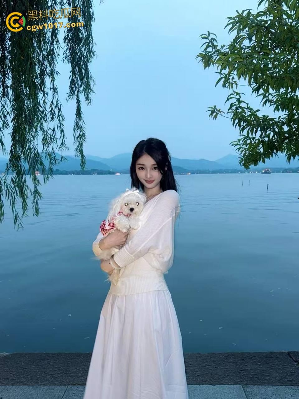 上海淫荡骚妻，被绿帽癖老公献给好兄弟，情趣蕾丝被3P轮操前后夹击，小骚穴被操的白浆四溢，频繁约操如同家宴！