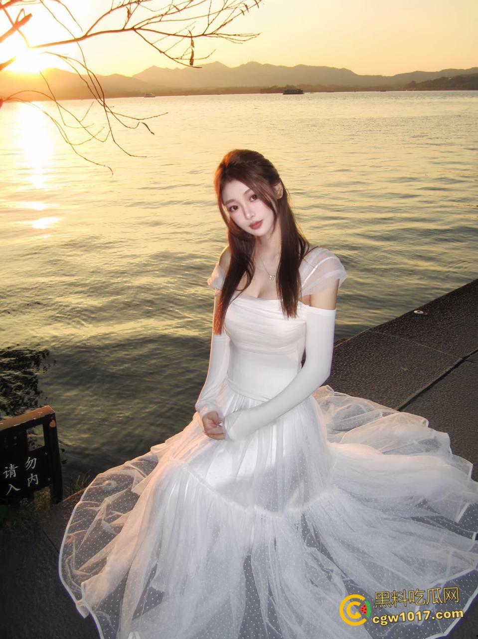 上海淫荡骚妻,被绿帽癖老公献给好兄弟,情趣蕾丝被3P轮操前后夹击,小骚穴被操的白浆四溢,频繁约操如同家宴!