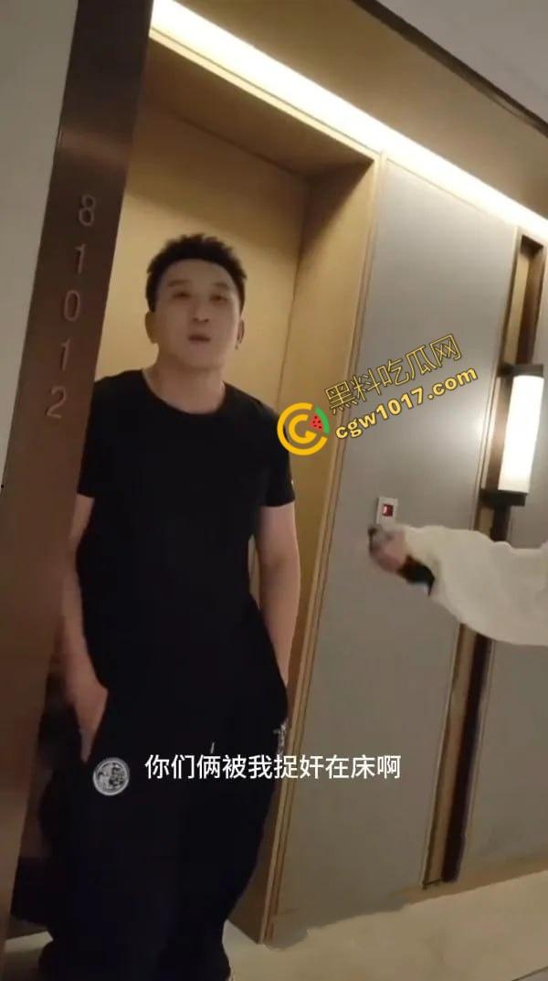 抖音百万网红【妖怪ZZzAI】酒店被抓奸,女友怒曝3P女粉视频,暴打女友,精液横流,人设崩塌,粉丝暴怒退粉!