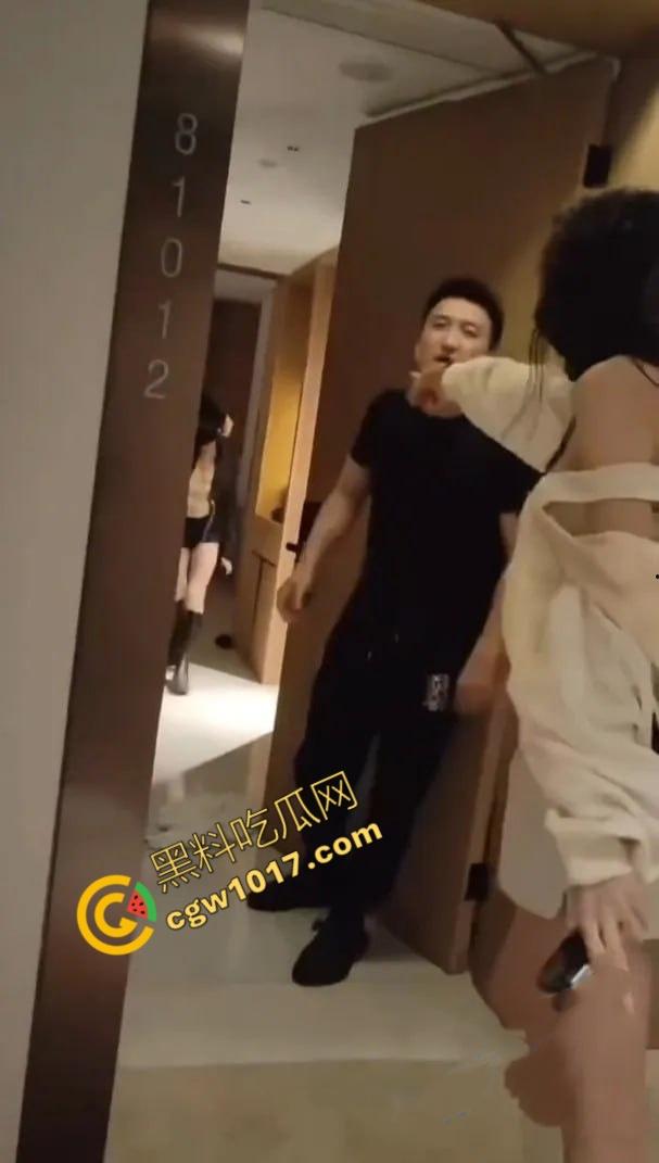 抖音百万网红【妖怪ZZzAI】酒店被抓奸,女友怒曝3P女粉视频,暴打女友,精液横流,人设崩塌,粉丝暴怒退粉!