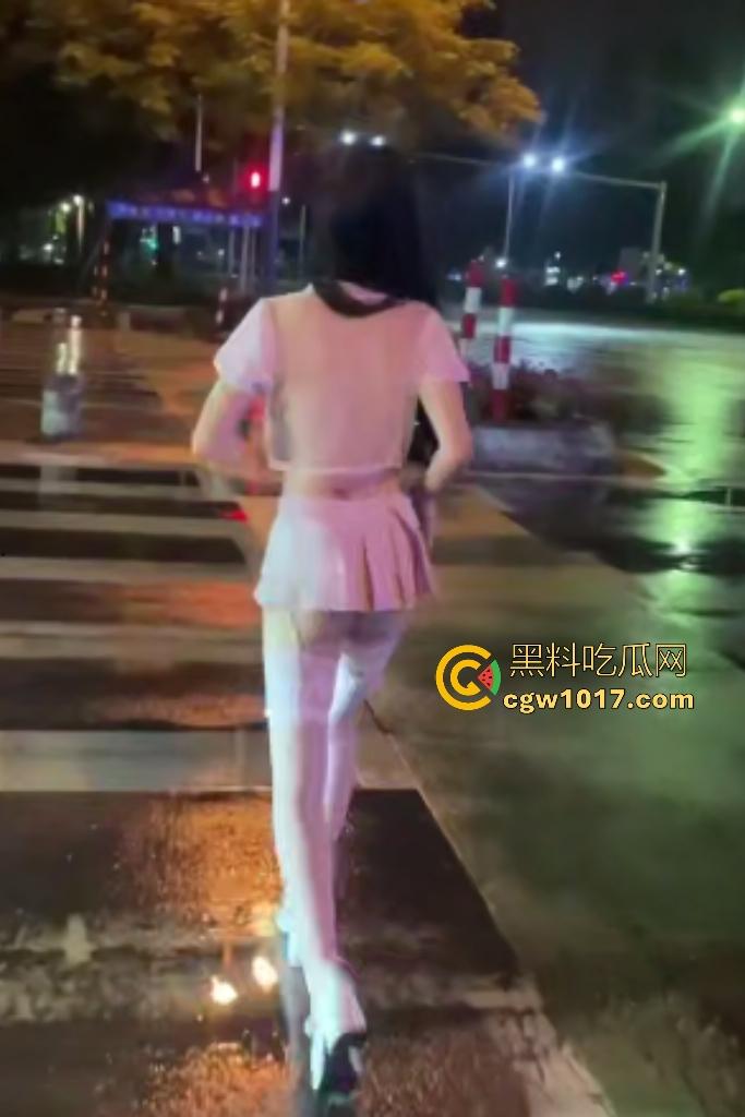 深夜骚逼马路上户外露出!光屁股坐防护栏,用手拍打B,被猥琐男跟踪舔逼后入,我让你骚,欠操的家伙!