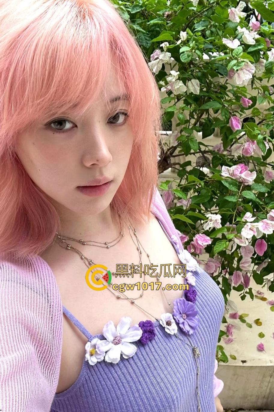 痴女女友想吃鸡巴被迫染粉毛,你别说染发了还挺骚的,调皮脸蛋跪地像狗口交深喉,B毛剃了一半像个小日本!