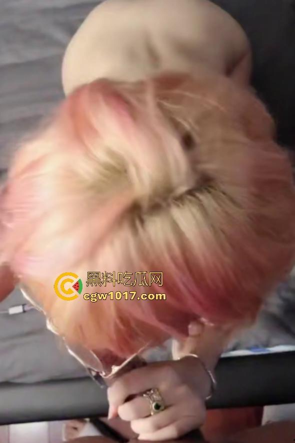 痴女女友想吃鸡巴被迫染粉毛,你别说染发了还挺骚的,调皮脸蛋跪地像狗口交深喉,B毛剃了一半像个小日本!