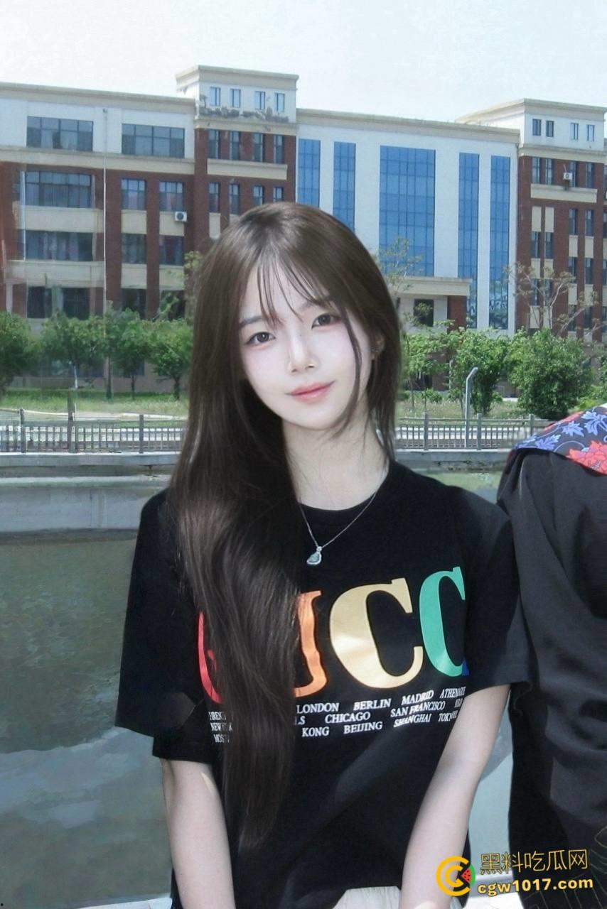 不再犹豫抓住机会,趁着女儿醉酒后不省人事,掀开裙子脱下可爱的白色内裤,如愿以偿的抱着女儿的屁股操了起来 !