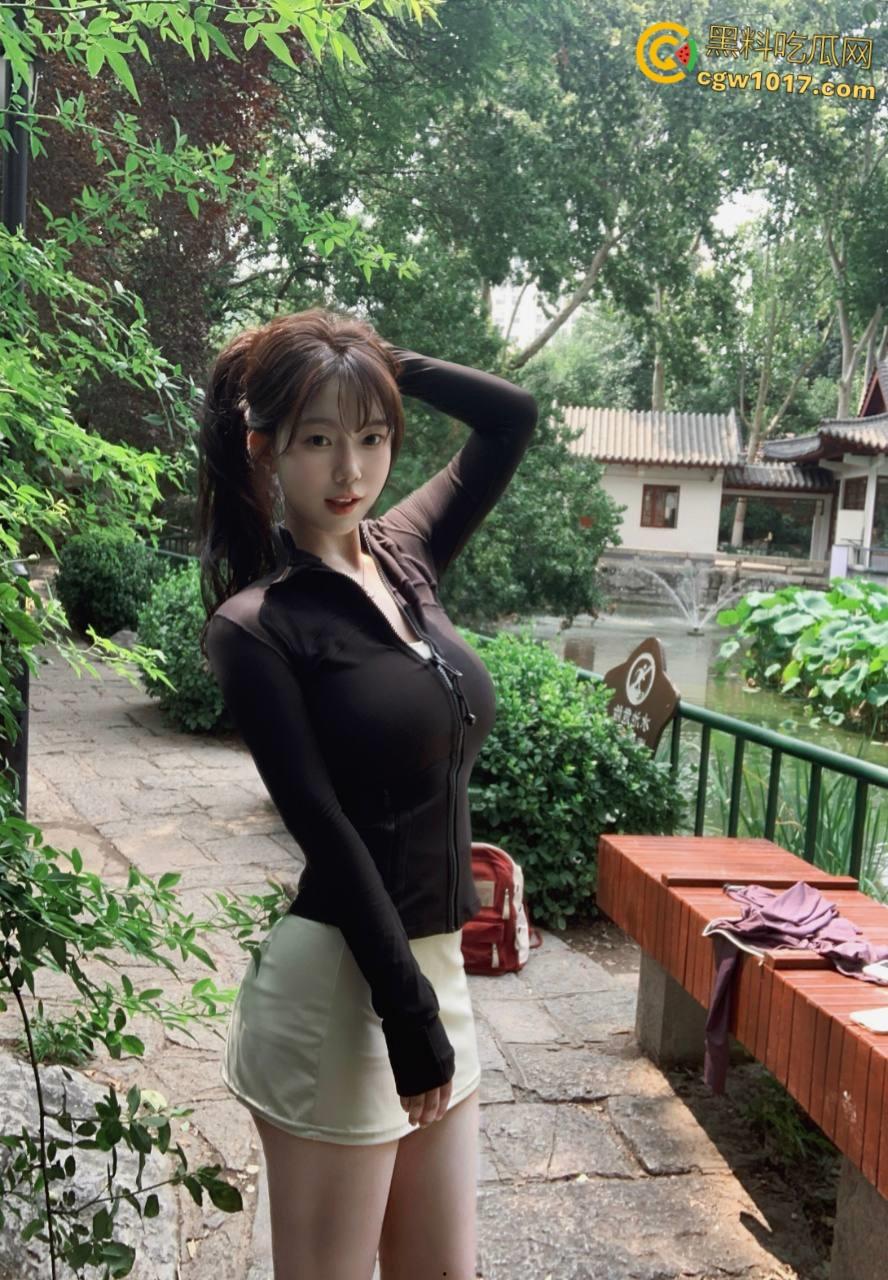 不再犹豫抓住机会,趁着女儿醉酒后不省人事,掀开裙子脱下可爱的白色内裤,如愿以偿的抱着女儿的屁股操了起来 !