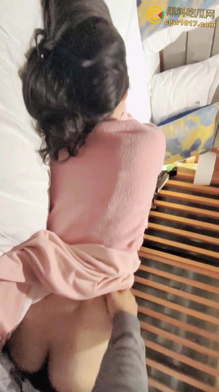 不再犹豫抓住机会,趁着女儿醉酒后不省人事,掀开裙子脱下可爱的白色内裤,如愿以偿的抱着女儿的屁股操了起来 !