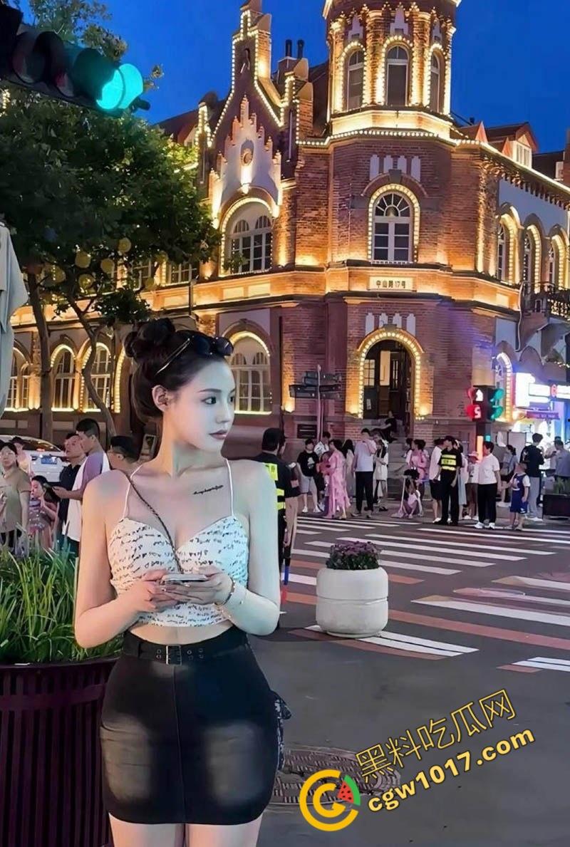 汕头网红【余微娜】沦为富二代母狗：露脸舔棒狂野放浪，多姿势爆操声响彻房间，视频泄密惹人眼球！