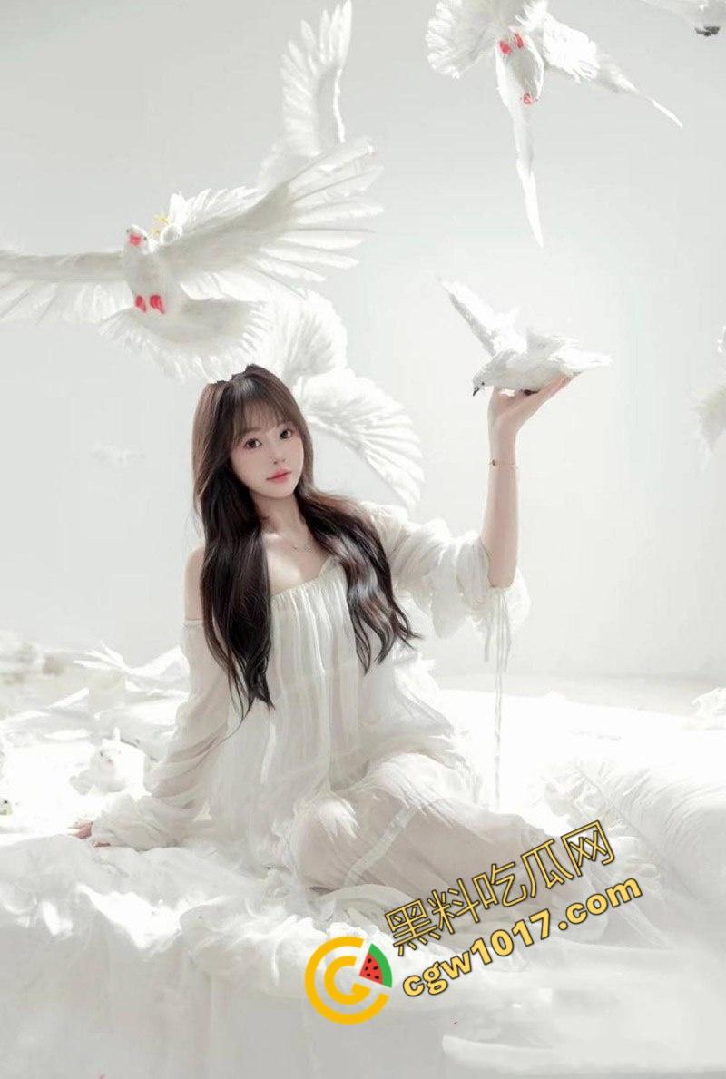 汕头网红【余微娜】沦为富二代母狗：露脸舔棒狂野放浪，多姿势爆操声响彻房间，视频泄密惹人眼球！