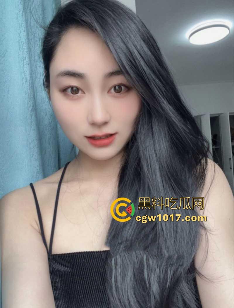 河南高挑骚逼营销【陈奕莹】清纯少女私下却是淫荡的母狗,在家发骚与人裸聊等操,全程露脸揉搓,这逼是真的黑啊!