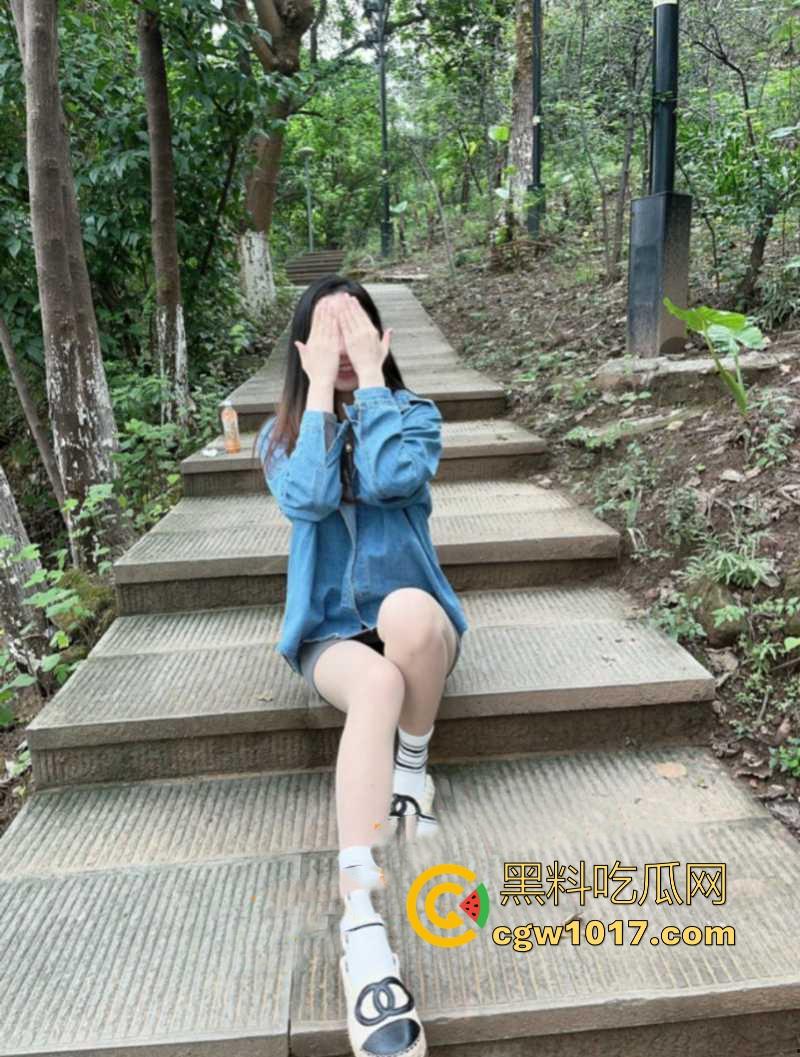 河南高挑骚逼营销【陈奕莹】清纯少女私下却是淫荡的母狗,在家发骚与人裸聊等操,全程露脸揉搓,这逼是真的黑啊!