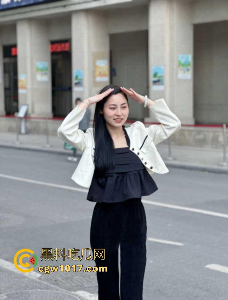 河南高挑骚逼营销【陈奕莹】清纯少女私下却是淫荡的母狗,在家发骚与人裸聊等操,全程露脸揉搓,这逼是真的黑啊!