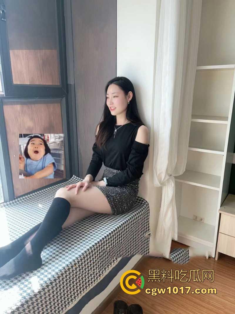 河南高挑骚逼营销【陈奕莹】清纯少女私下却是淫荡的母狗,在家发骚与人裸聊等操,全程露脸揉搓,这逼是真的黑啊!