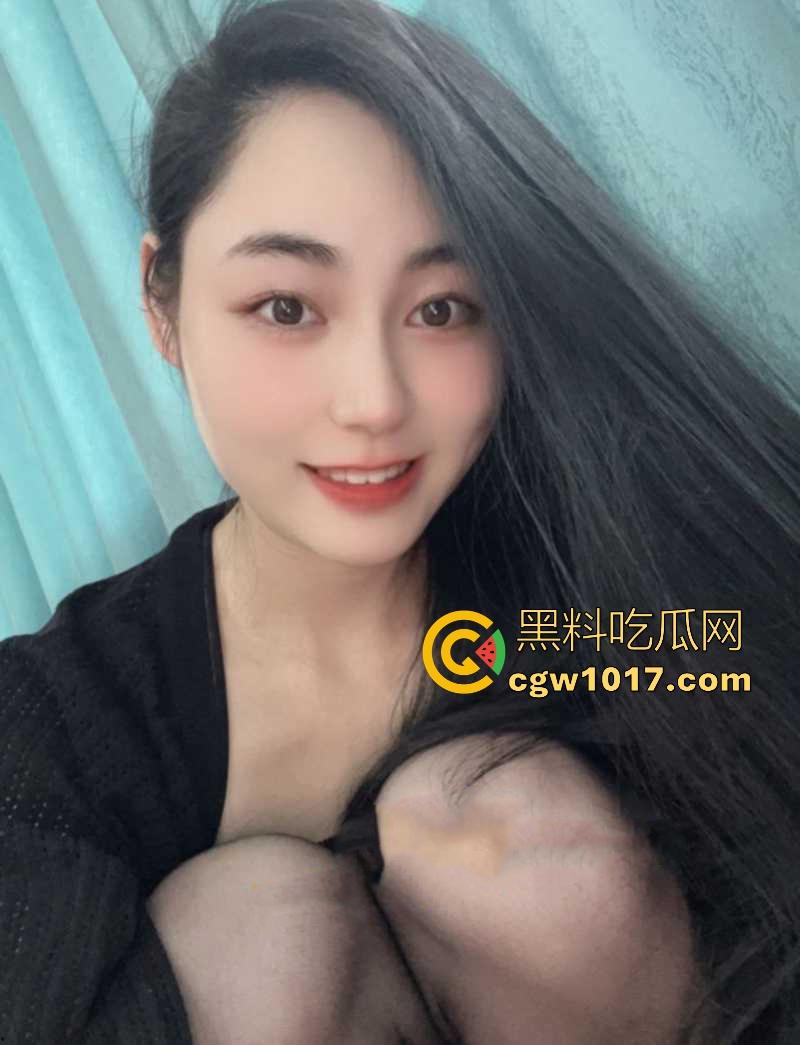 河南高挑骚逼营销【陈奕莹】清纯少女私下却是淫荡的母狗,在家发骚与人裸聊等操,全程露脸揉搓,这逼是真的黑啊!