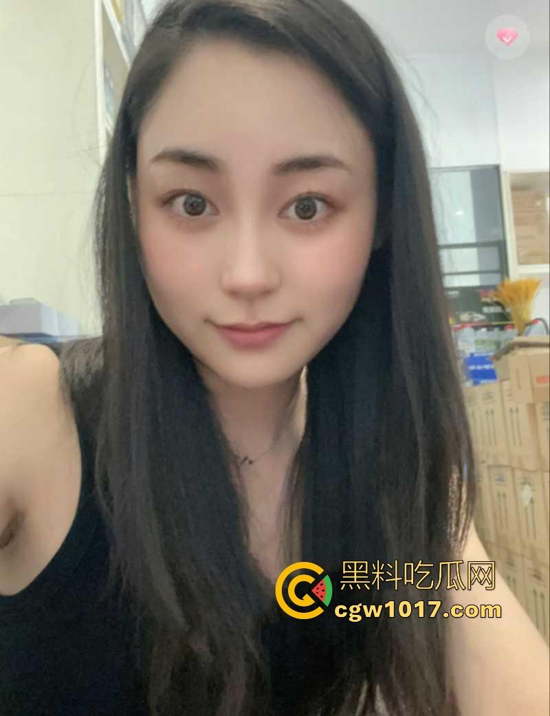 河南高挑骚逼营销【陈奕莹】清纯少女私下却是淫荡的母狗,在家发骚与人裸聊等操,全程露脸揉搓,这逼是真的黑啊!