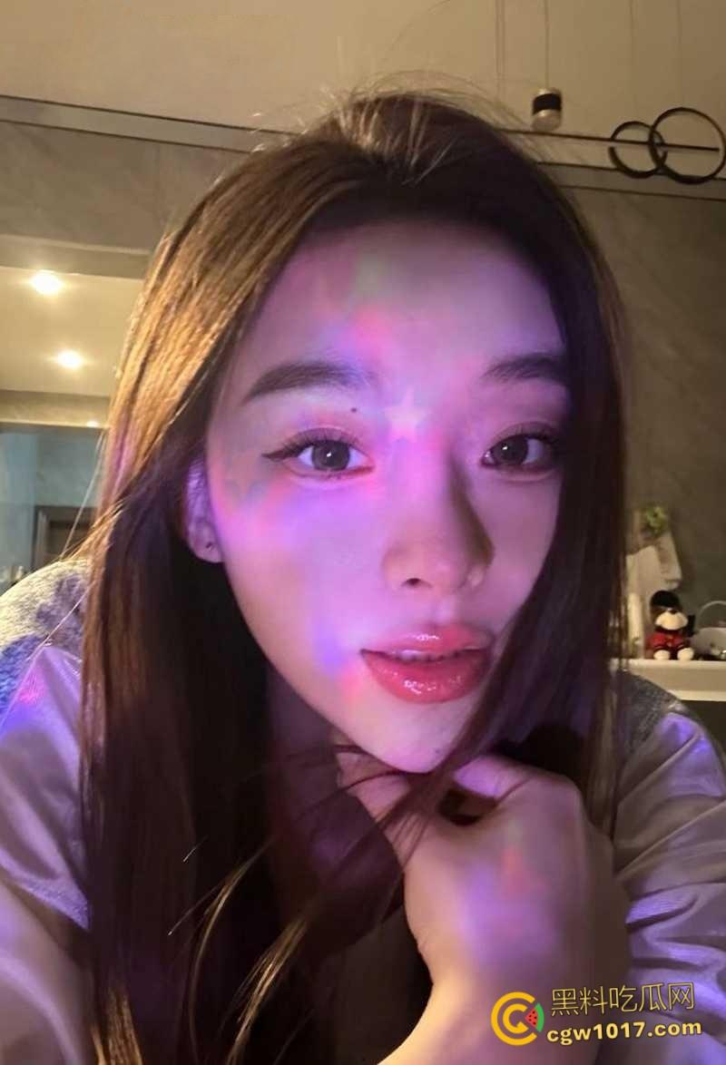 广州性感拜金女【张亦扬】,与金主楼梯野战,拍各种露脸口交,房间里堆满淫装阳具,疯狂捞金毫无底线!