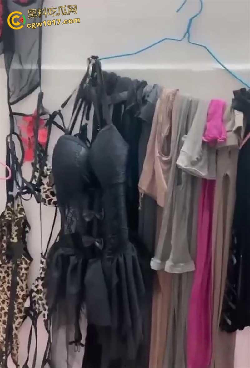 广州性感拜金女【张亦扬】,与金主楼梯野战,拍各种露脸口交,房间里堆满淫装阳具,疯狂捞金毫无底线!