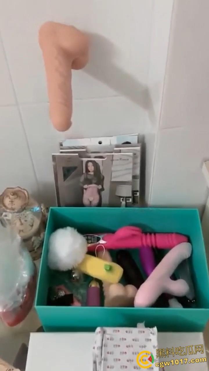 广州性感拜金女【张亦扬】,与金主楼梯野战,拍各种露脸口交,房间里堆满淫装阳具,疯狂捞金毫无底线!