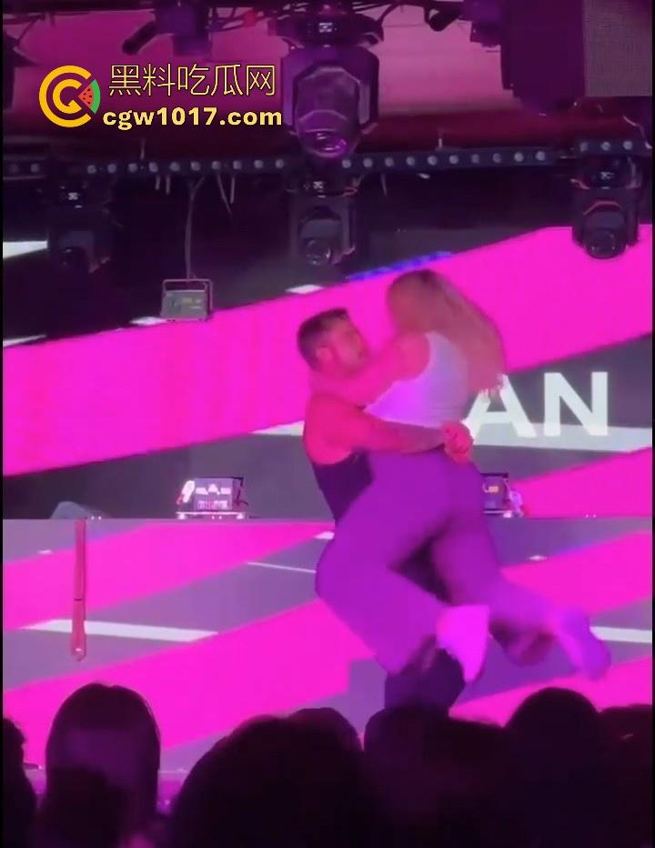 疯马秀都开到香港了吗?澳洲magicman裸男脱衣秀表演视频曝光,随机挑选女观众上台模拟性爱,动作极其辣眼!