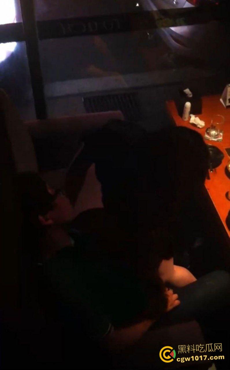 大神潜入KTV偷拍,小情侣包厢偷吃,美腿诱惑激情热吻,女上骑乘榨精疯狂打桩,刺激无比!