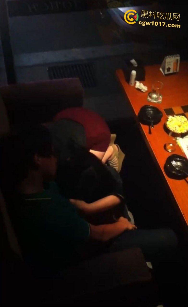 大神潜入KTV偷拍,小情侣包厢偷吃,美腿诱惑激情热吻,女上骑乘榨精疯狂打桩,刺激无比!