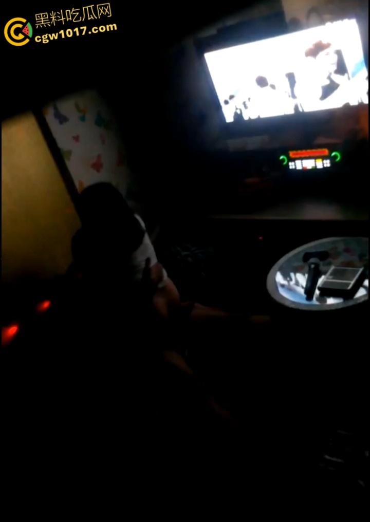 大神潜入KTV偷拍,小情侣包厢偷吃,美腿诱惑激情热吻,女上骑乘榨精疯狂打桩,刺激无比!