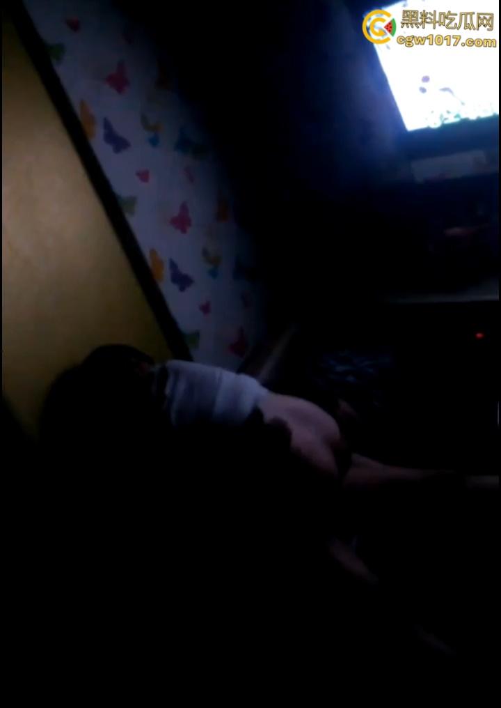 大神潜入KTV偷拍,小情侣包厢偷吃,美腿诱惑激情热吻,女上骑乘榨精疯狂打桩,刺激无比!