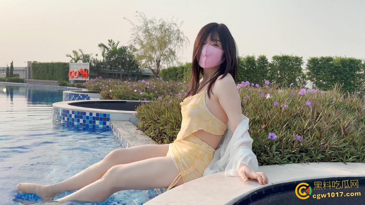 巨乳福利姬【萌之乖乖】,乖巧纯真户外泳池全裸露出,主动骑乘白虎蜜穴紧裹肉棒,抬腿猛操精液满溢!