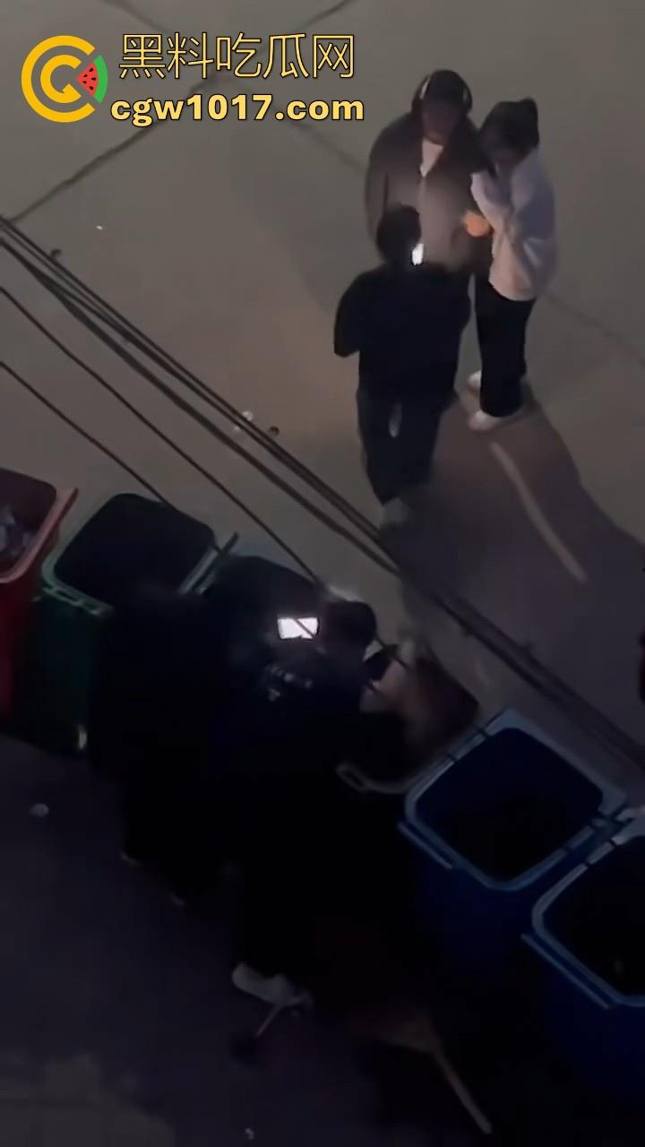 甘肃财贸职业学院学生虐狗事件曝光!把流浪小狗放到垃圾桶李用棍子猛捅,学生抖音扩散,多个账号被封禁!