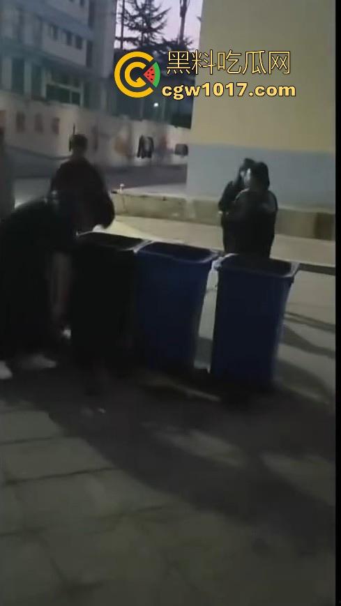 甘肃财贸职业学院学生虐狗事件曝光!把流浪小狗放到垃圾桶李用棍子猛捅,学生抖音扩散,多个账号被封禁!