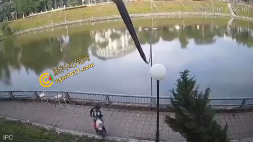 越南13岁男孩持刀暴走:将同学捅伤后推入湖中,辱骂激发致命仇恨,监控全程记录,复仇摄人心魄!