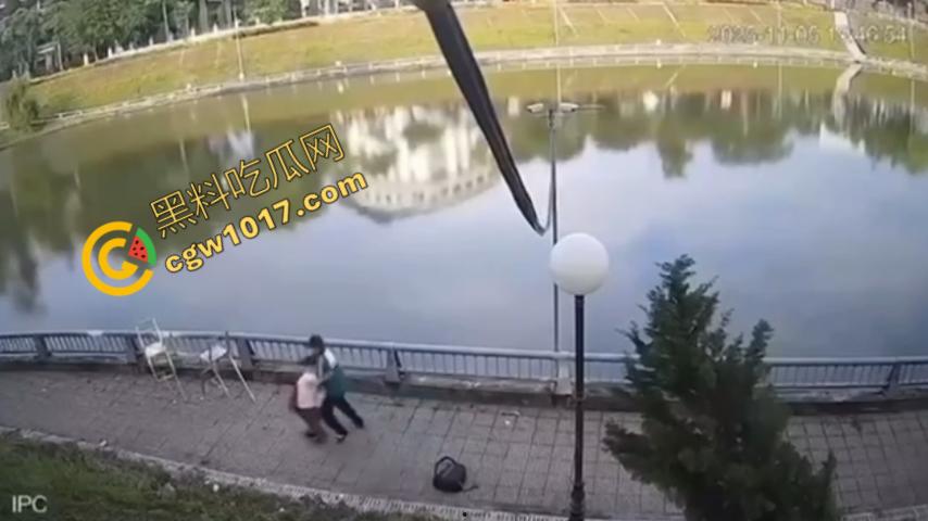 越南13岁男孩持刀暴走:将同学捅伤后推入湖中,辱骂激发致命仇恨,监控全程记录,复仇摄人心魄!