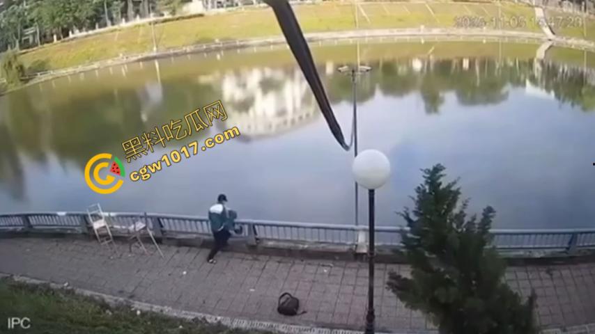 越南13岁男孩持刀暴走:将同学捅伤后推入湖中,辱骂激发致命仇恨,监控全程记录,复仇摄人心魄!