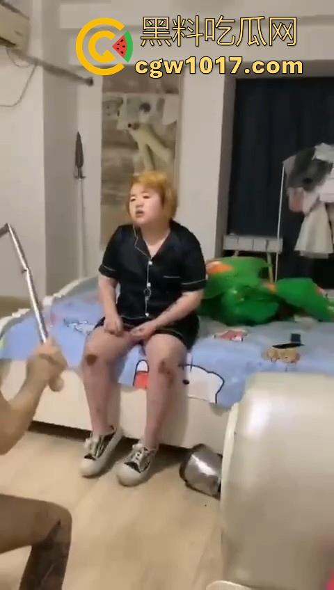 姐妹反目成仇混合双打,精神小妹上门爆揍黄毛大肥婆,水壶铁棍抄起家伙就往头上砸,你别说真有点狠!