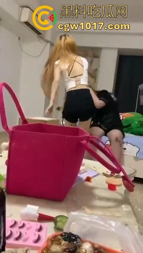 姐妹反目成仇混合双打,精神小妹上门爆揍黄毛大肥婆,水壶铁棍抄起家伙就往头上砸,你别说真有点狠!