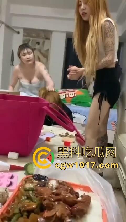 姐妹反目成仇混合双打,精神小妹上门爆揍黄毛大肥婆,水壶铁棍抄起家伙就往头上砸,你别说真有点狠!