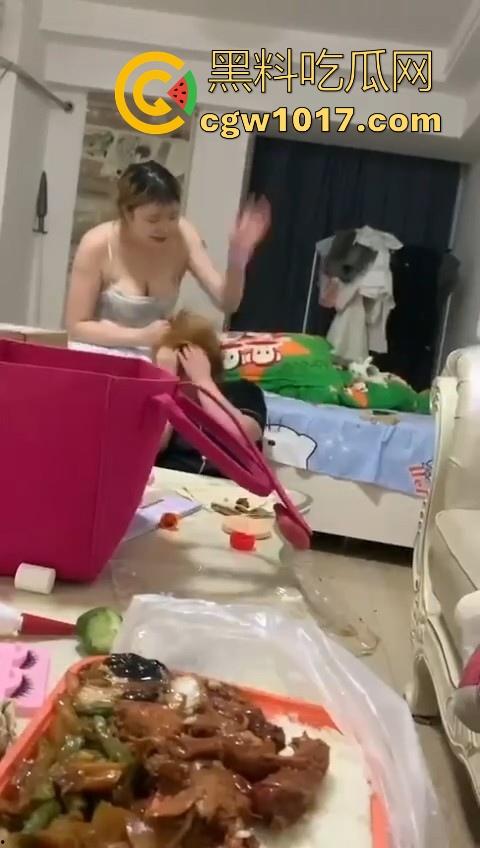 姐妹反目成仇混合双打,精神小妹上门爆揍黄毛大肥婆,水壶铁棍抄起家伙就往头上砸,你别说真有点狠!