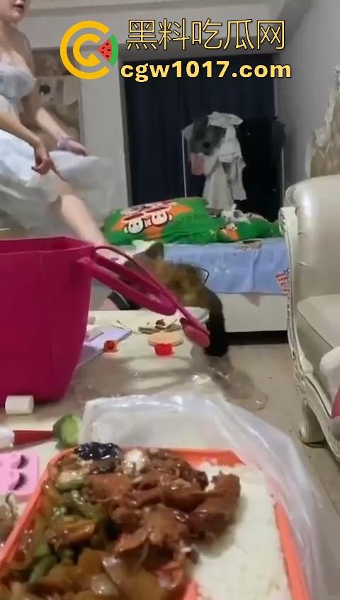 姐妹反目成仇混合双打,精神小妹上门爆揍黄毛大肥婆,水壶铁棍抄起家伙就往头上砸,你别说真有点狠!