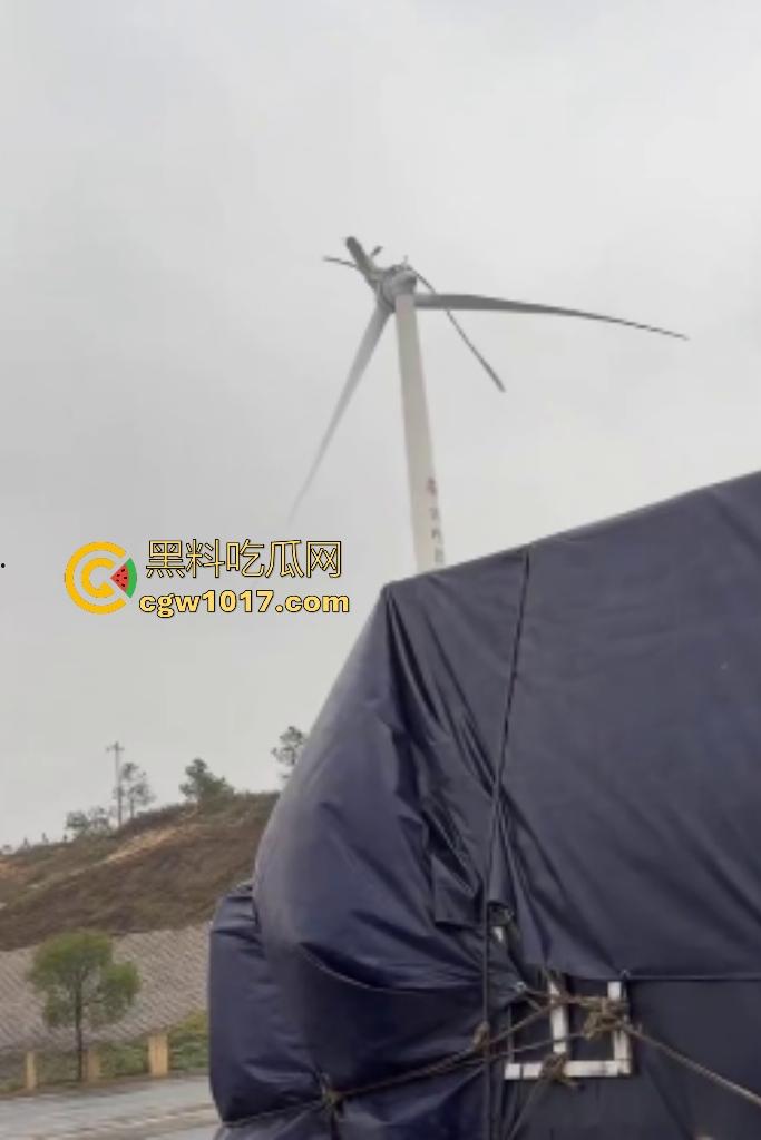 11月9日江西九江鄱阳湖服务区,吉电风扇叶突然断裂,玻璃纤维漫天飞舞,居民吸入有炸肺的风险,这都没人管?