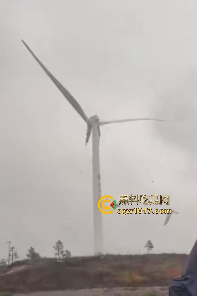 11月9日江西九江鄱阳湖服务区,吉电风扇叶突然断裂,玻璃纤维漫天飞舞,居民吸入有炸肺的风险,这都没人管?