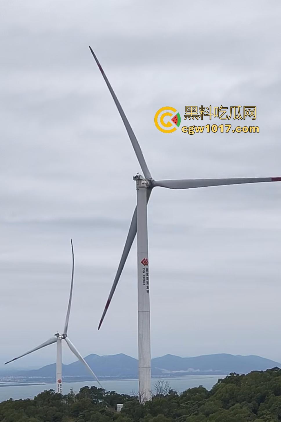 11月9日江西九江鄱阳湖服务区,吉电风扇叶突然断裂,玻璃纤维漫天飞舞,居民吸入有炸肺的风险,这都没人管?