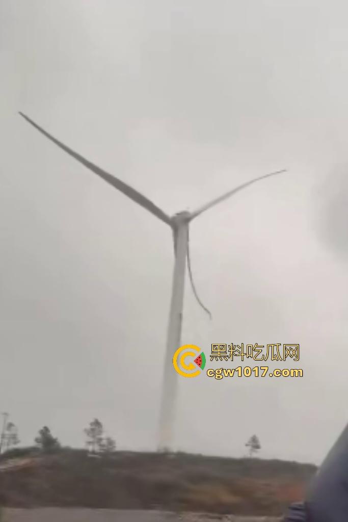 11月9日江西九江鄱阳湖服务区,吉电风扇叶突然断裂,玻璃纤维漫天飞舞,居民吸入有炸肺的风险,这都没人管?