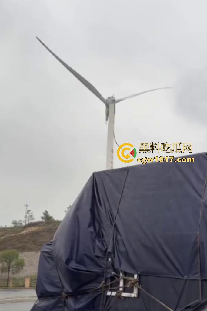 11月9日江西九江鄱阳湖服务区,吉电风扇叶突然断裂,玻璃纤维漫天飞舞,居民吸入有炸肺的风险,这都没人管?