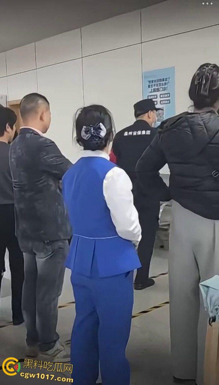 温州医院惊现家暴男,两人发生口角争夺孩子,男子当众对妻子全打脚踢,孩子被吓到大哭不止!