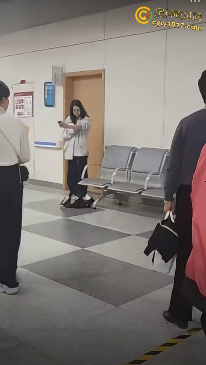 温州医院惊现家暴男,两人发生口角争夺孩子,男子当众对妻子全打脚踢,孩子被吓到大哭不止!