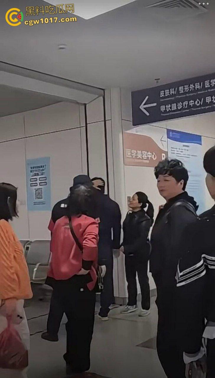 温州医院惊现家暴男,两人发生口角争夺孩子,男子当众对妻子全打脚踢,孩子被吓到大哭不止!