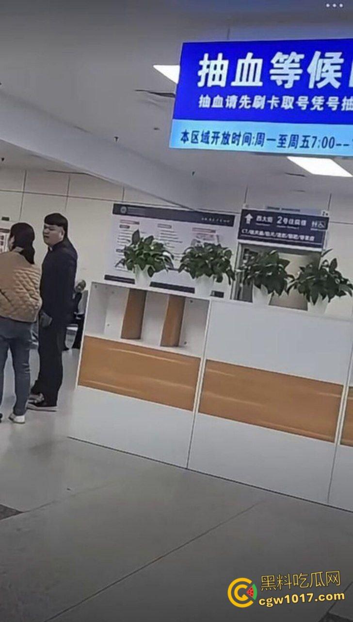 温州医院惊现家暴男,两人发生口角争夺孩子,男子当众对妻子全打脚踢,孩子被吓到大哭不止!